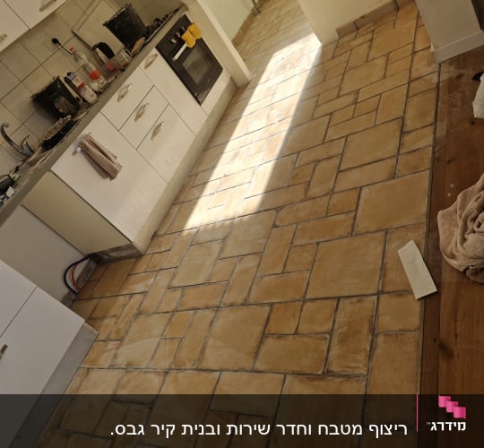 ריצוף חדש במטבח עם אריחים בצבע בז